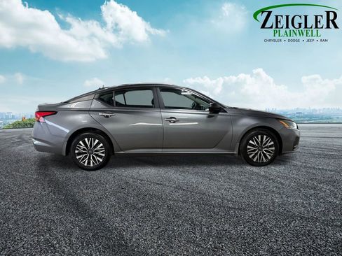 Used 2024 Nissan Altima 2.5 SV image 11