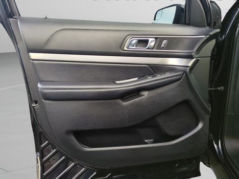 Used 2018 Ford Explorer XLT image 25