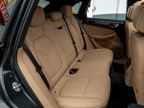 Certified 2025 Porsche Macan AWD/4WD image 38