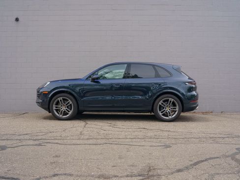 Used 2024 Porsche Cayenne AWD/4WD image 2