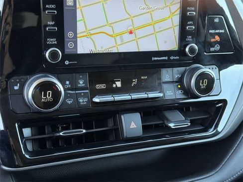 Used 2021 Toyota Highlander XLE image 17