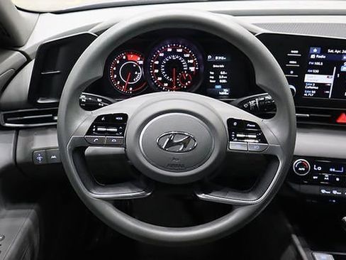 Used 2023 Hyundai Elantra SEL w/ Preferred Accessory Package FWD image 23