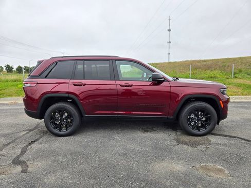 New 2025 Jeep Grand Cherokee Altitude image 2