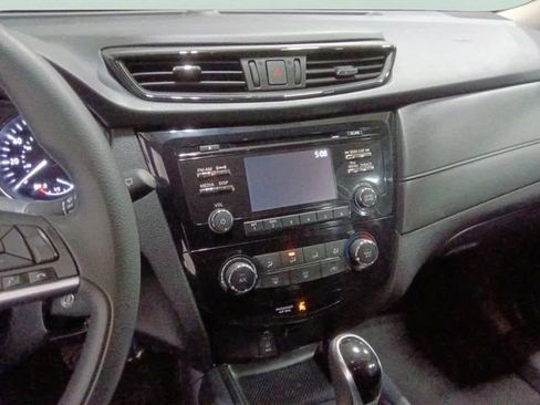 Used 2017 Nissan Rogue S AWD/4WD image 17