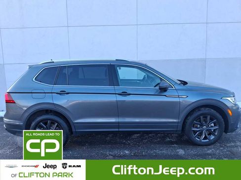 Used 2024 Volkswagen Tiguan SE image 2