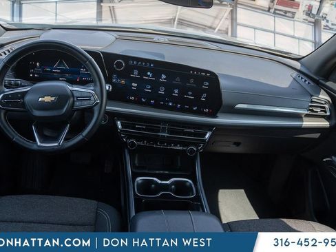 Used 2025 Chevrolet Traverse LT FWD image 3