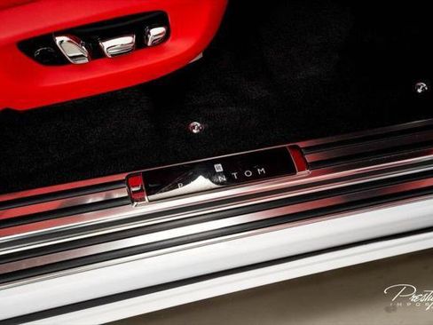 Used 2024 Rolls-Royce Phantom Sedan RWD image 39