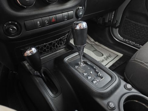 Used 2018 Jeep Wrangler Unlimited Sahara AWD/4WD image 23