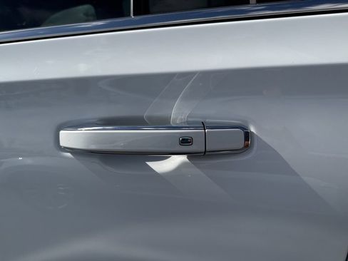 Used 2023 Chevrolet Suburban Premier image 10