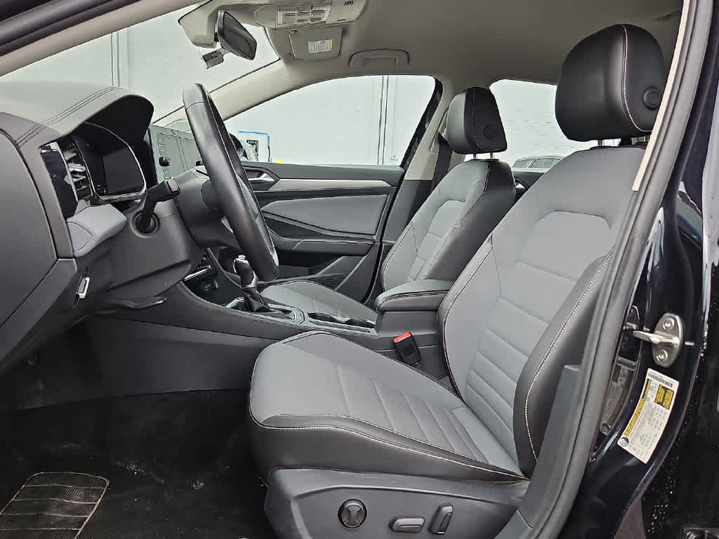 Used 2025 Volkswagen Jetta SE FWD image 12
