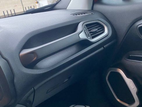 Used 2019 Jeep Renegade Latitude FWD image 28