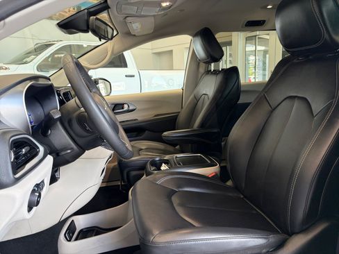 Used 2024 Chrysler Pacifica Limited FWD image 11
