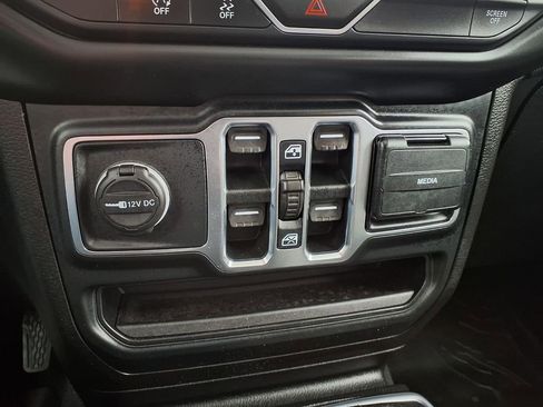 Used 2020 Jeep Gladiator Sport w/ Quick Order Package 23S image 11