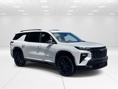 Used 2024 Chevrolet Traverse RS FWD image 1