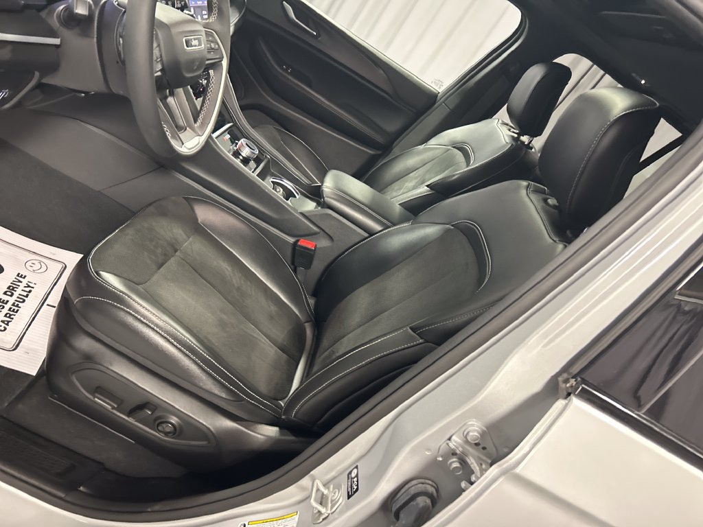 Used 2024 Jeep Grand Cherokee Altitude AWD/4WD image 12