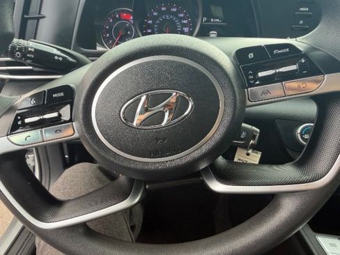 Used 2023 Hyundai Elantra SE w/ Winter Weather Package image 28