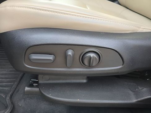 Used 2023 Chevrolet Traverse LT w/ LT Premium Package image 14