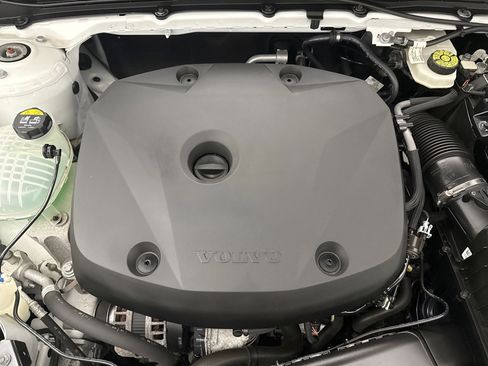 Used 2021 Volvo XC40 T5 Momentum w/ Premium Package image 27