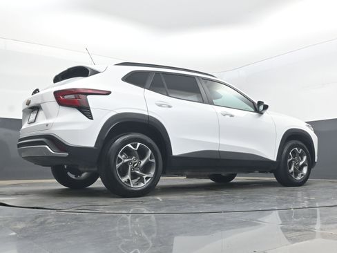 Used 2025 Chevrolet Trax LT w/ LT Convenience Package FWD image 26