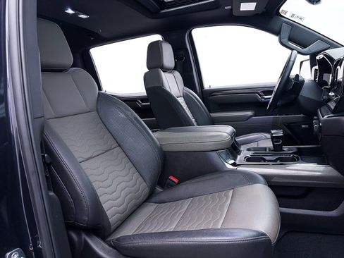 Used 2024 Chevrolet Silverado 1500 ZR2 w/ Technology Package image 40