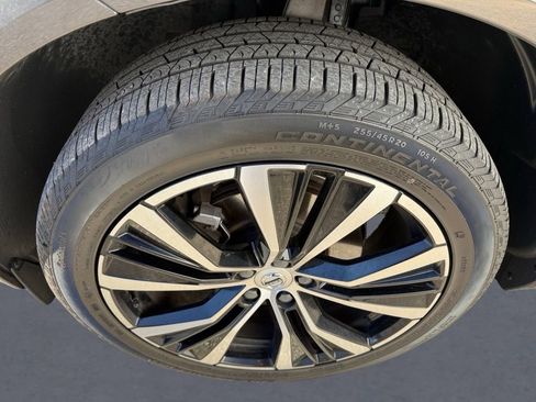 Used 2025 Volvo XC60 B5 Plus image 8