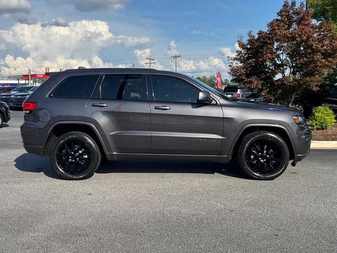 Used 2017 Jeep Grand Cherokee Altitude AWD/4WD image 2