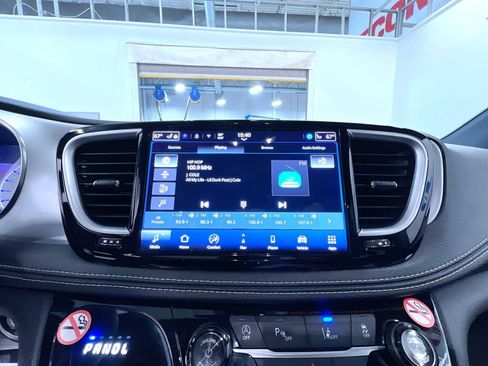 Used 2025 Chrysler Pacifica Limited FWD image 28