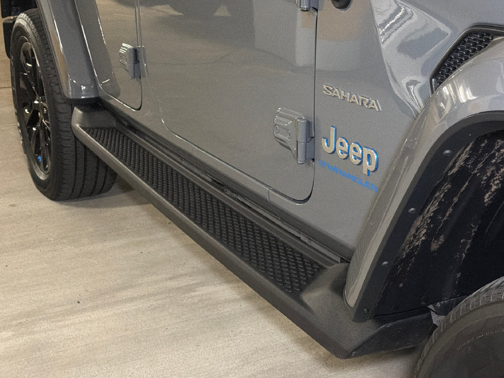 Used 2023 Jeep Wrangler Unlimited Sahara w/ Cold Weather Group AWD/4WD image 9