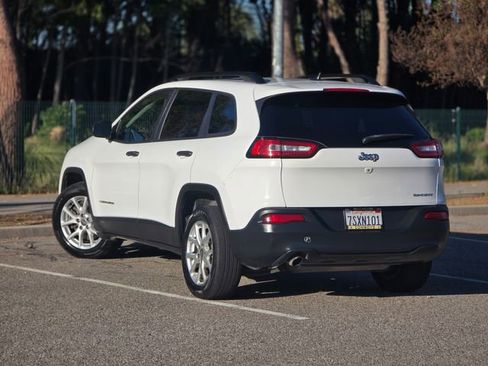 Used 2016 Jeep Cherokee Sport image 11
