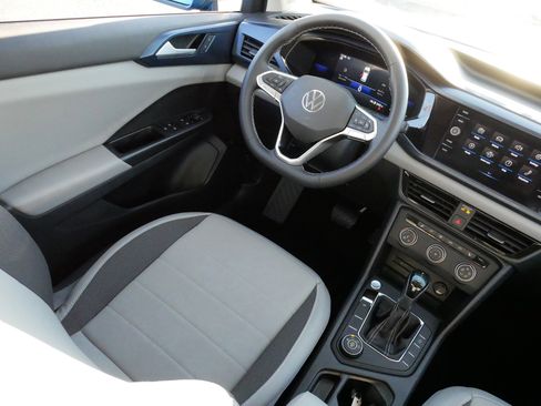 Certified 2022 Volkswagen Taos SE image 9