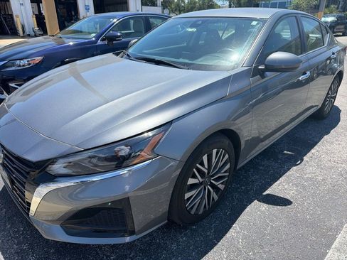 Used 2023 Nissan Altima 2.5 SV FWD image 2