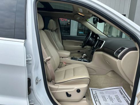 Used 2016 Jeep Grand Cherokee Overland w/ Advanced Technology Group AWD/4WD image 38