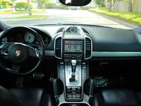 Used 2014 Porsche Cayenne GTS AWD/4WD image 11