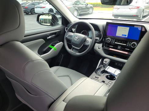 New 2026 Toyota Highlander XLE image 14