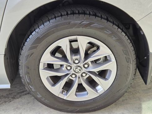 Used 2022 Toyota Sienna XLE image 10