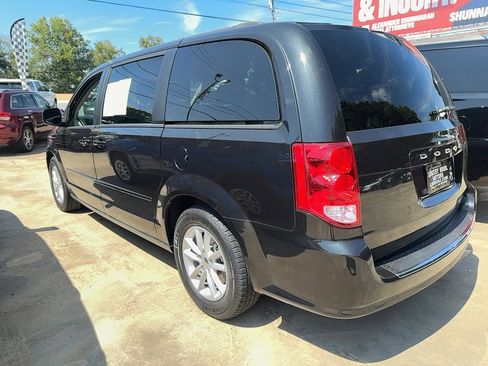 Used 2015 Dodge Grand Caravan SXT image 2