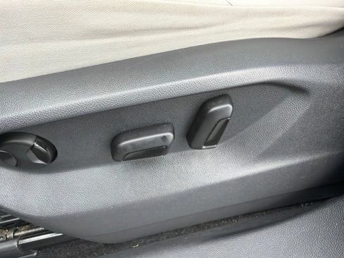 Used 2018 Volkswagen Tiguan SE w/ Panoramic Sunroof Package FWD image 14