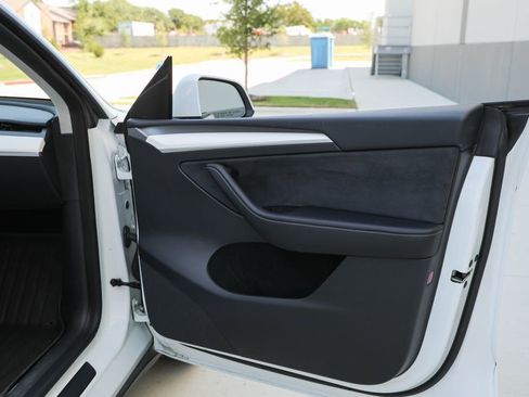 Used 2023 Tesla Model Y Long Range AWD/4WD image 18