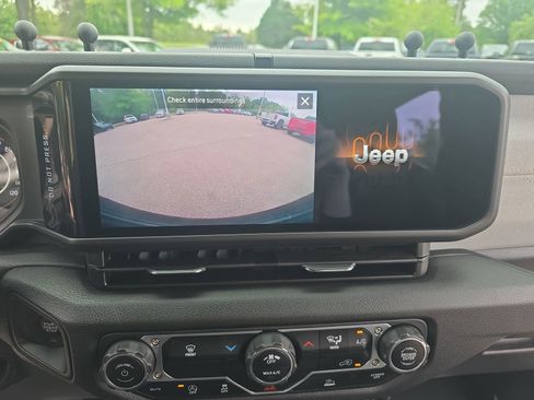 Used 2025 Jeep Wrangler Sport AWD/4WD image 23