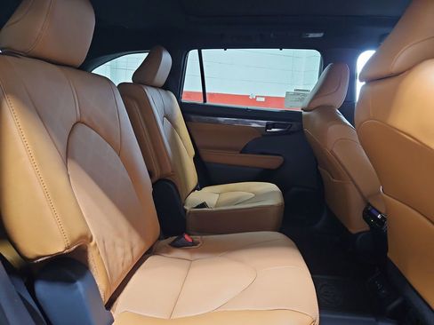 New 2026 Toyota Highlander Platinum image 32