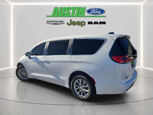 New 2026 Chrysler Pacifica Select AWD/4WD image 3