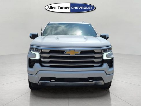 Used 2025 Chevrolet Silverado 1500 High Country AWD/4WD image 2