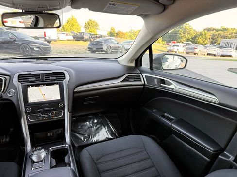 Used 2019 Ford Fusion SE FWD image 25