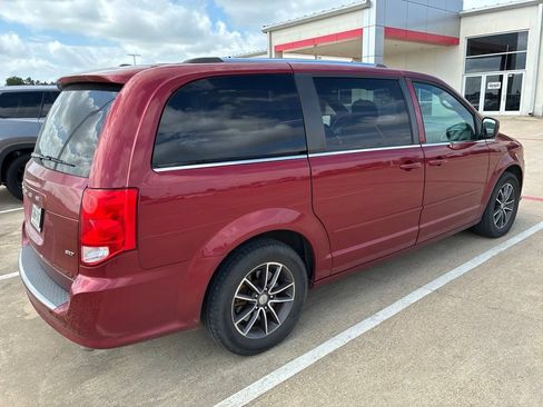 Used 2016 Dodge Grand Caravan SXT FWD image 3