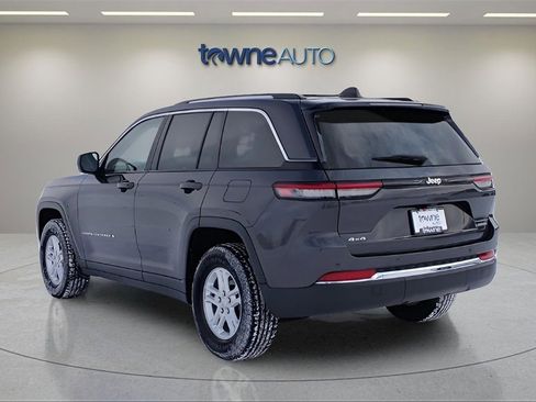 Used 2023 Jeep Grand Cherokee Laredo image 3