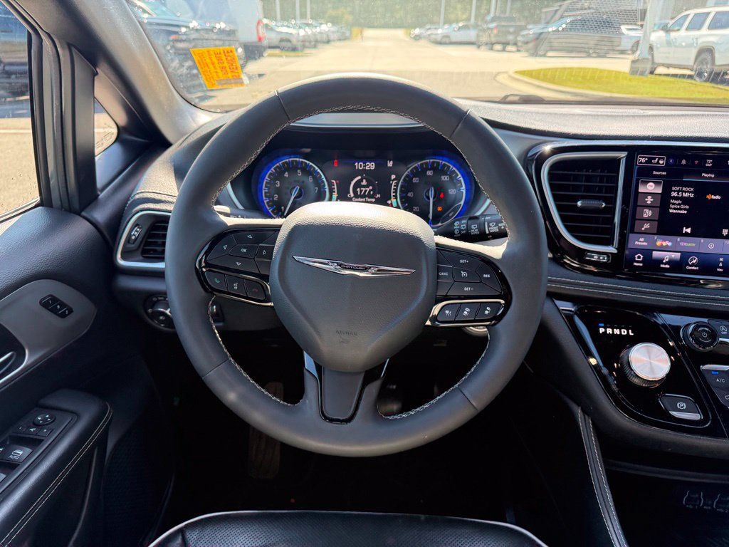 Used 2025 Chrysler Pacifica Limited FWD image 7
