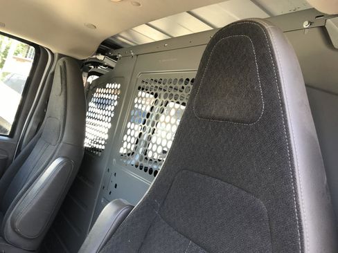 Used 2018 Chevrolet Express 2500 w/ Driver Convenience Package RWD image 11