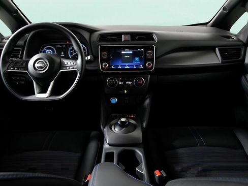 Used 2025 Nissan Leaf S image 17