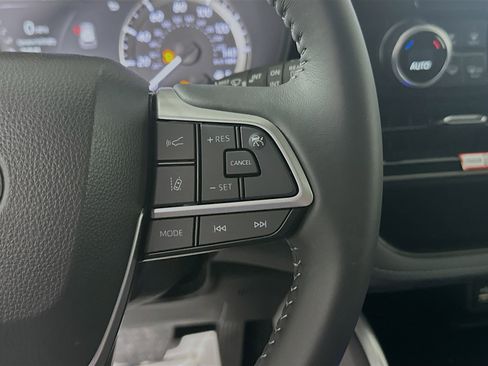 Used 2025 Toyota Highlander LE FWD image 17