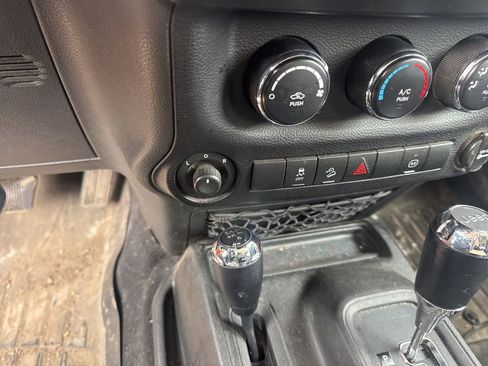 Used 2012 Jeep Wrangler Unlimited Rubicon w/ Connectivity Group AWD/4WD image 23